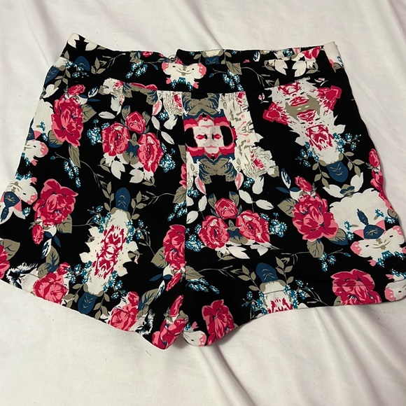 Floral shorts - Picture 2 of 3